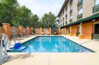 Swimming Pool Holiday Inn Express & Suites BLUFFTON @ HILTON HEAD AREA, an IHG Hotel