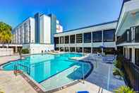 Kolam Renang Crowne Plaza JACKSONVILLE AIRPORT/I-95N, an IHG Hotel