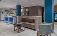 Lobi 2 Holiday Inn Express & Suites WOODBRIDGE, an IHG Hotel