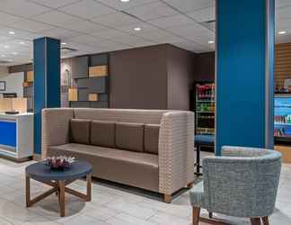 Lobi 2 Holiday Inn Express & Suites WOODBRIDGE, an IHG Hotel