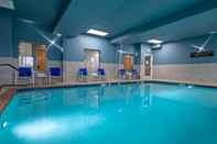 สระว่ายน้ำ Holiday Inn Express & Suites WOODBRIDGE, an IHG Hotel