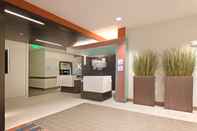Lobby Holiday Inn Express & Suites HOT SPRINGS, an IHG Hotel