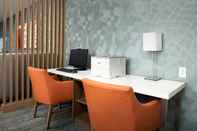 Functional Hall Holiday Inn Express & Suites KNOXVILLE-CLINTON, an IHG Hotel