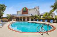 Swimming Pool Holiday Inn Express VERO BEACH-WEST (I-95), an IHG Hotel