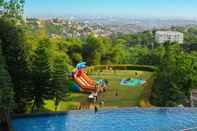 Swimming Pool InterContinental Hotels BANDUNG DAGO PAKAR, an IHG Hotel