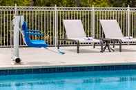 Swimming Pool Holiday Inn Express & Suites FORT PIERCE WEST, an IHG Hotel