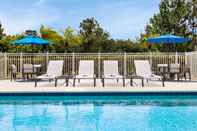 สระว่ายน้ำ Holiday Inn Express & Suites FORT PIERCE WEST, an IHG Hotel
