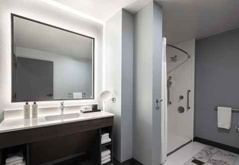 In-room Bathroom Crowne Plaza KEARNEY, an IHG Hotel