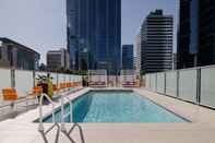 Swimming Pool voco BRISBANE CITY CENTRE, an IHG Hotel