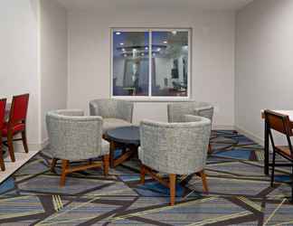 Lobi 2 Holiday Inn Express & Suites FRESNO SOUTH, an IHG Hotel