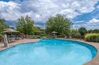 Swimming Pool Holiday Inn GREENSBORO COLISEUM, an IHG Hotel