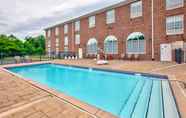 Swimming Pool 2 Holiday Inn Express & Suites WARRENTON, an IHG Hotel