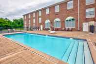Swimming Pool Holiday Inn Express & Suites WARRENTON, an IHG Hotel