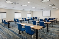 Ruangan Fungsional Holiday Inn Express & Suites BRIDGEPORT - CLARKSBURG, an IHG Hotel