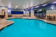 Swimming Pool Holiday Inn Express & Suites BRIDGEPORT - CLARKSBURG, an IHG Hotel