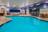 Swimming Pool Holiday Inn Express & Suites BRIDGEPORT - CLARKSBURG, an IHG Hotel