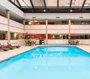 สระว่ายน้ำ 2 Independent (SPHC) BROOKFIELD-MILWAUKEE HOTEL, an IHG Hotel