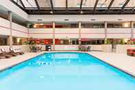 สระว่ายน้ำ Independent (SPHC) BROOKFIELD-MILWAUKEE HOTEL, an IHG Hotel