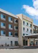 Hotel Entrance Holiday Inn Express & Suites UKIAH, an IHG Hotel