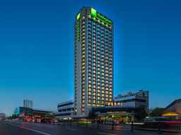 Holiday Inn SHANGHAI HUAXIA by IHG, an IHG Hotel, USD 95.67