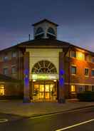 Holiday Inn Express Warwick is right by the M40 for easy travel. Holiday Inn Express Warwick - Stratford-upon-Avon, an IHG Hotel