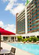 Outdoor Pool Holiday Inn HOUSTON S - NRG AREA - MED CTR, an IHG Hotel