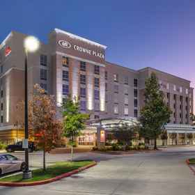 Crowne Plaza Shenandoah Woodlands Area hotel entrance at dusk.1Crowne Plaza SHENANDOAH - WOODLANDS AREA by IHG, an IHG Hotel,薩姆休斯頓州立大學飯店