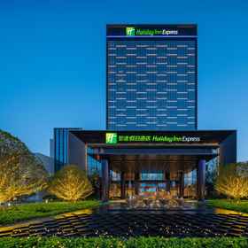 The view outside the hotel 1 โฮลิเดย์อินน์ เอ็กซ์เพรส โจวโคว ดันเชง, ฮอเต็ลของ IHG, โรงแรม & ที่พัก Feiyang Market of Electronics