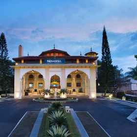 Novotel Hotel and Resorts Bukittinggi 1, ATM BNI Hotel Mitra Arena 호텔