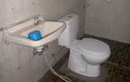 Toilet Kamar 6 Collin Beach Hotel