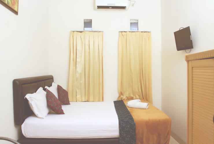 Bantal Guling Unique Guesthouse Pasirkaliki Indonesia