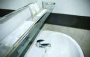 In-room Bathroom 4 Avava Express Hotel Nagoya Hill Batam