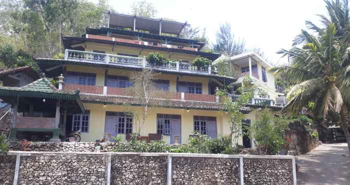 Bên ngoài Greenhouse at Pantai Kukup By Zuzu