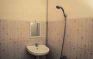 Toilet Kamar 2 Teratai Guesthouse Yogyakarta