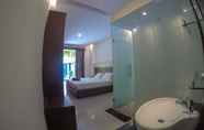 In-room Bathroom 5 D'Astri Guesthouse Sanur