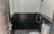 Toilet Kamar 3 Tiara Guest House