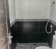 Toilet Kamar 3 Tiara Guest House