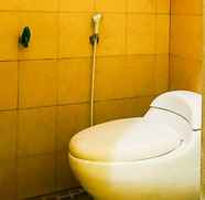 In-room Bathroom 3 Bu Ngaliyah Homestay Lampung Timur