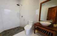 In-room Bathroom 4 Rumah Eyang Tardjo Syariah