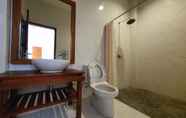 ห้องน้ำภายในห้อง 7 Rumah Eyang Tardjo Syariah