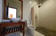 In-room Bathroom 7 Rumah Eyang Tardjo Syariah