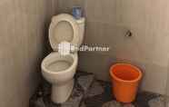 Toilet Kamar 7 Friendjoss Homestay Laugumba