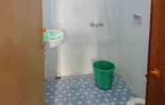 In-room Bathroom 2 Hotel Istiqlah Syariah
