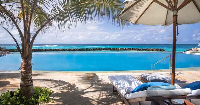 Swimming Pool Taj Coral Reef Resort and Spa