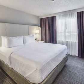 Crowne Plaza Suites1 , 飯店Six Flags Mall