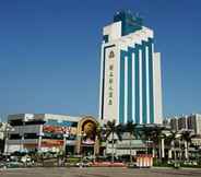 Kolam Renang 3 Capital Plaza Hotel