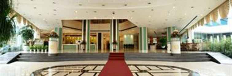 Lobby Capital Plaza Hotel