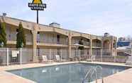 Lobi 7 Days Inn And Suites Manchester