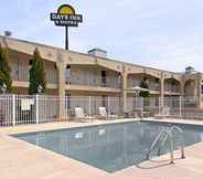 Lobby 7 Days Inn And Suites Manchester