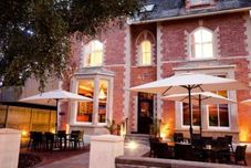 외관 Jolyon's At Number 10